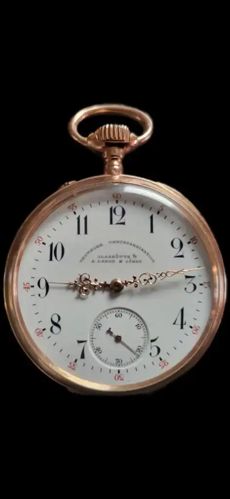 Antike goldene Taschenuhr mit weißem Zifferblatt