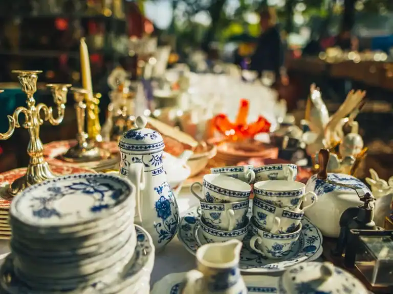 Vintage-Porzellan und Kerzenleuchter auf Flohmarktstand