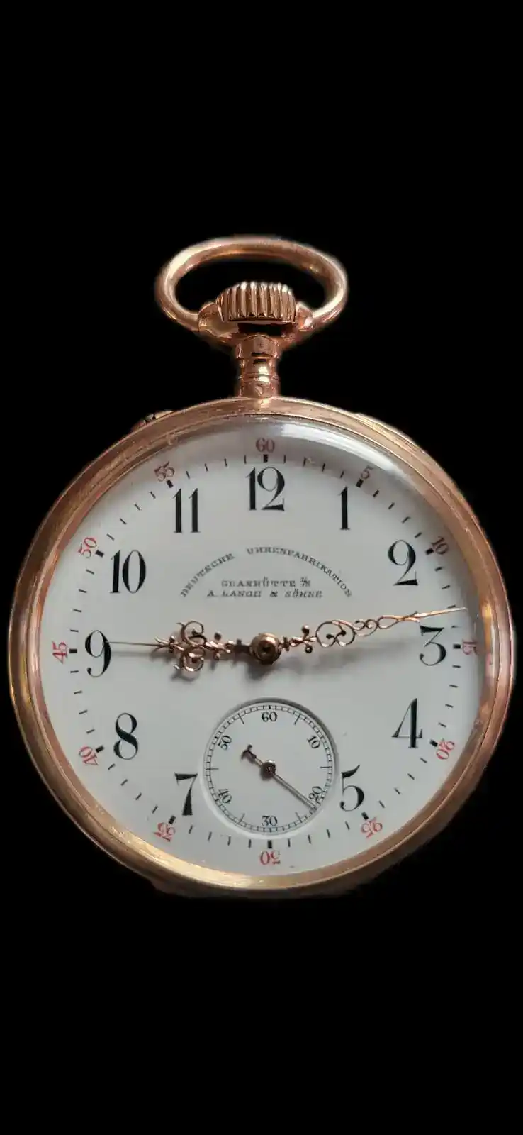 Antike goldene Taschenuhr mit weißem Zifferblatt