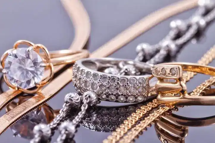 Gold- und Silberringe mit Diamanten und Ketten