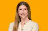 Porträt einer Frau vor orangem Hintergrund