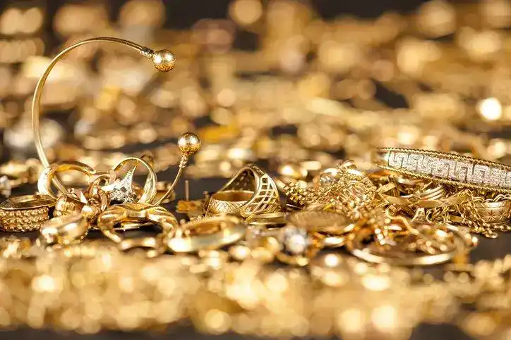 Haufen aus goldenen Ringen und Schmuckstücken