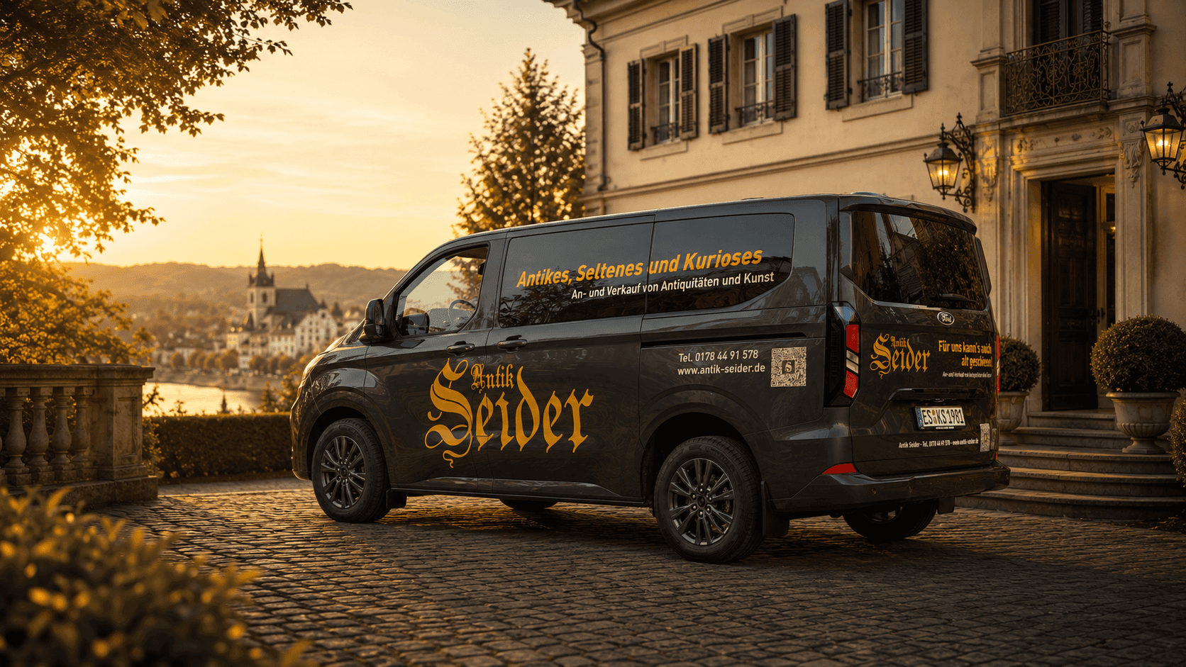 Schwarzer Lieferwagen vor Villa bei Sonnenuntergang